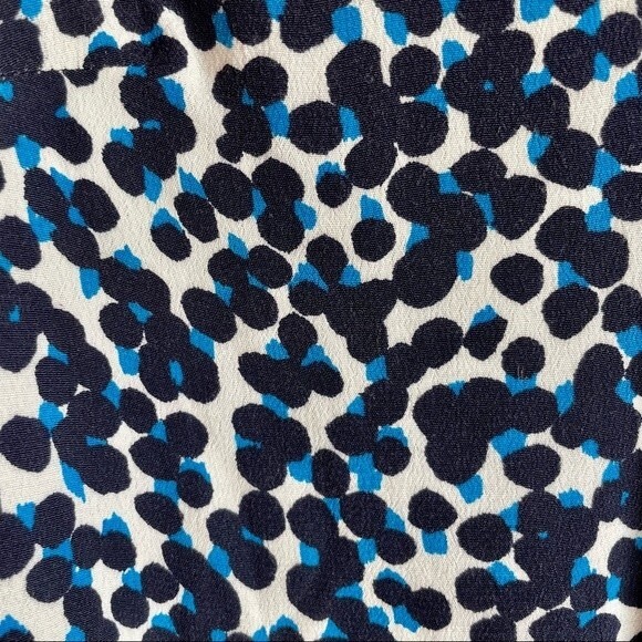 LAST CHANCE! Boden Crepe Flora Front Pleat Keyhole Blouse in Navy & Blue Size 6 - Picture 6 of 13